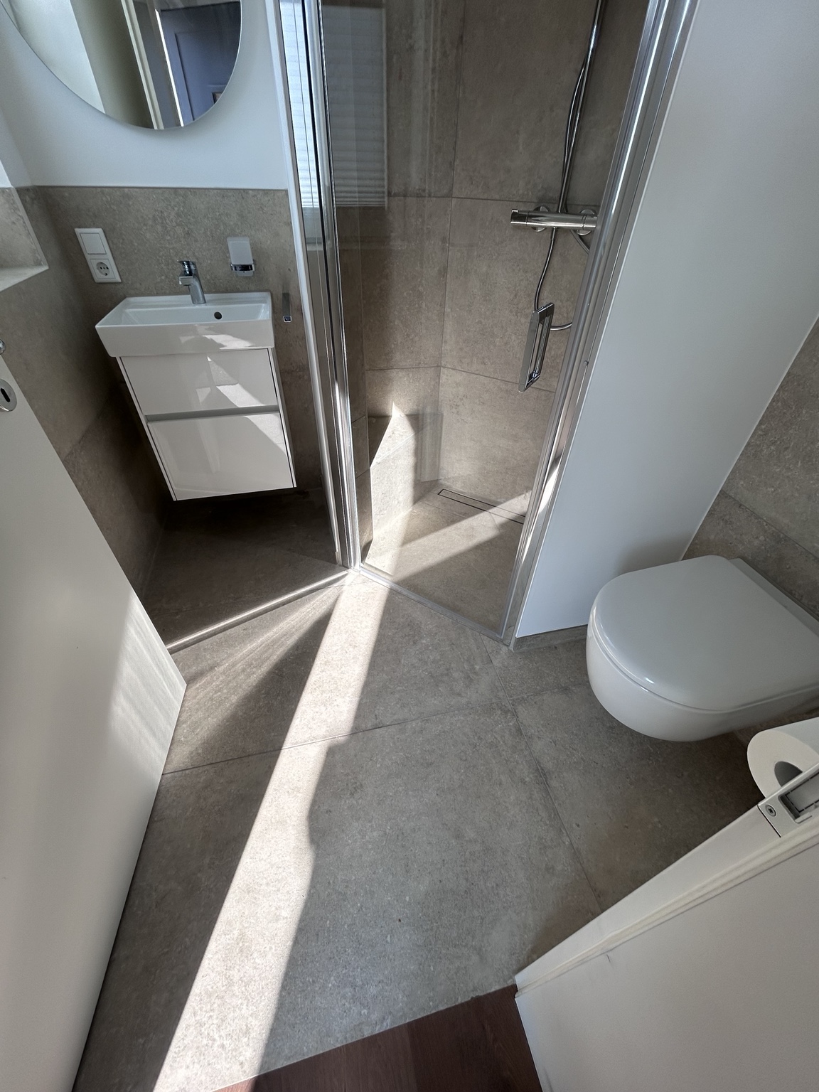 Badezimmer mit bodengleicher Dusche und präzisem Bodenanschluss