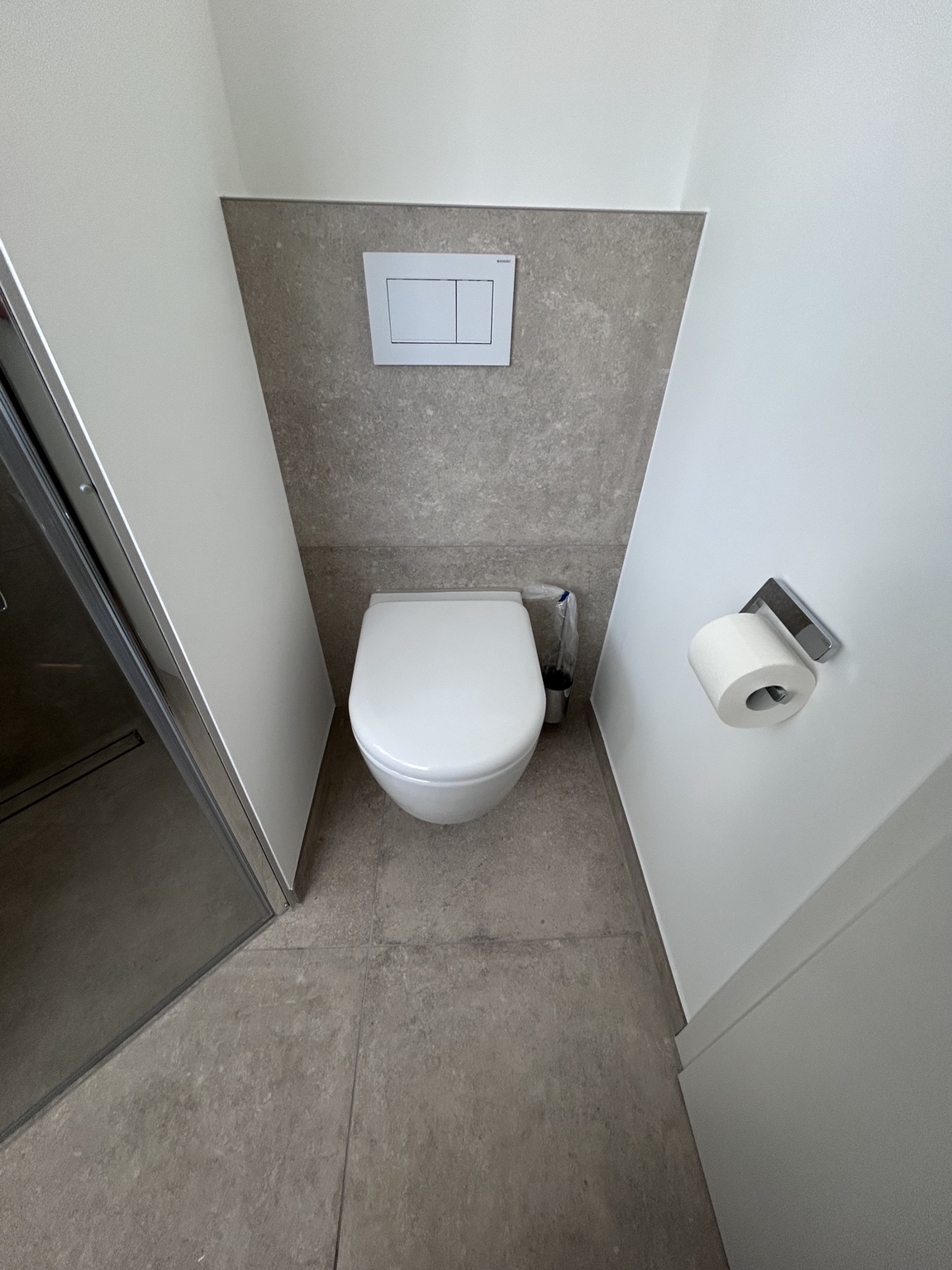 WC-Bereich mit großformatigen Natursteinoptik-Fliesen