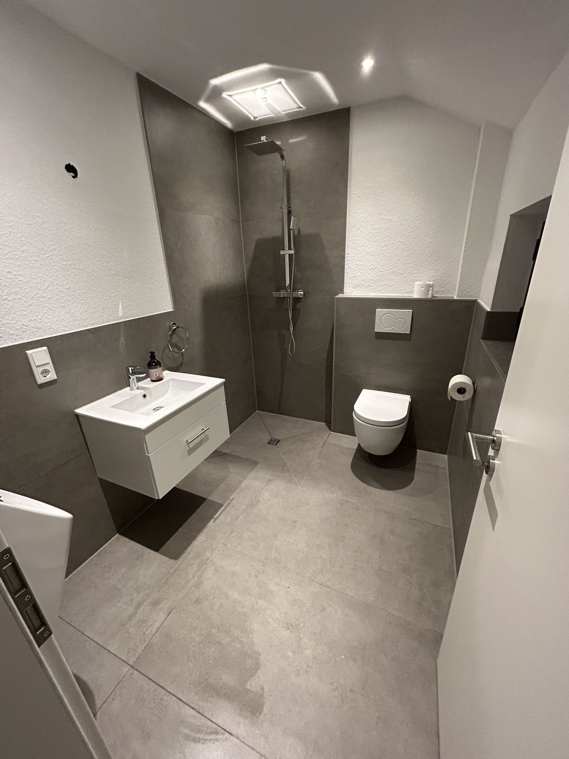 Modernes graues Bad mit ebenerdiger Dusche