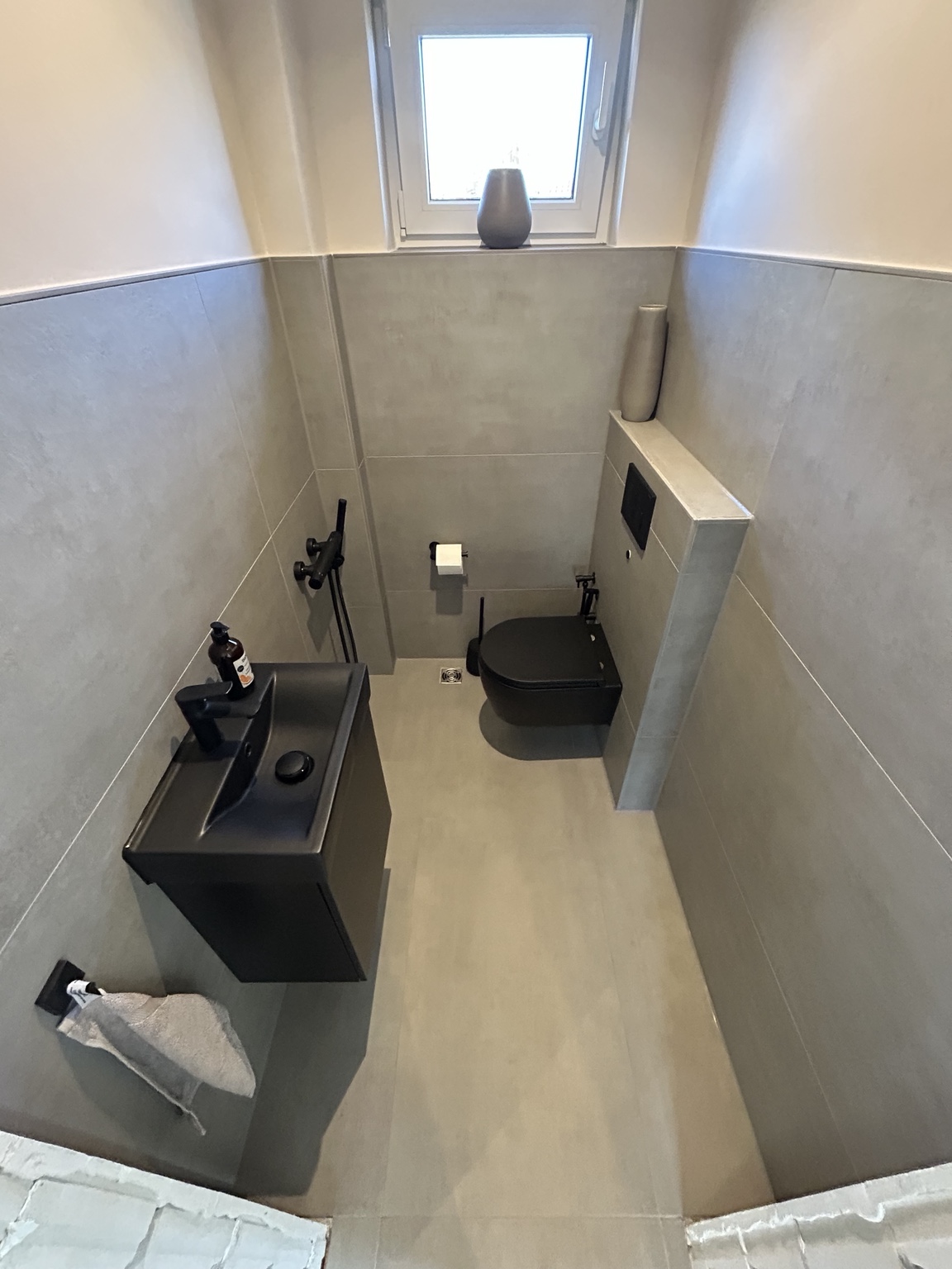 Modernes Gäste-WC mit schwarzen Sanitärobjekten
