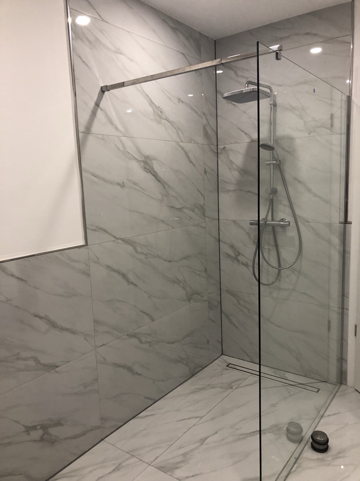 Bodengleiche Dusche mit durchlaufender Marmoroptik