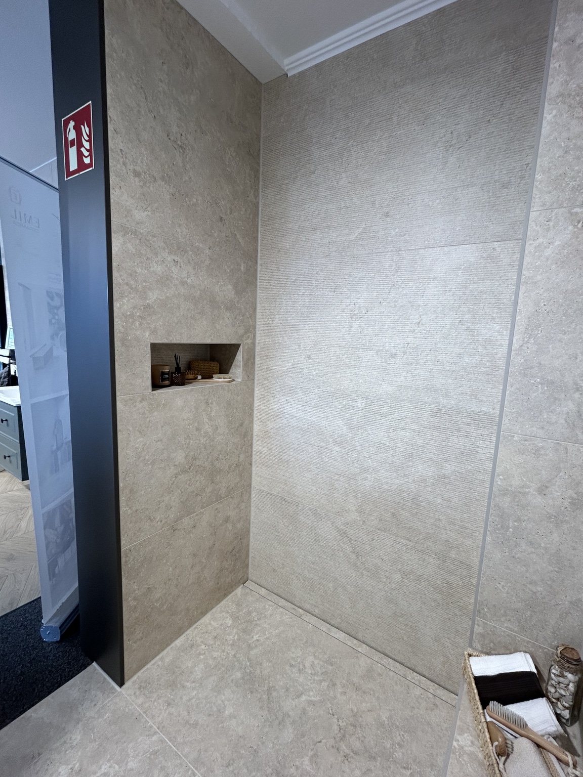 Geflieste Ausstellungsdusche mit Wandnische und strukturierter Rückwand