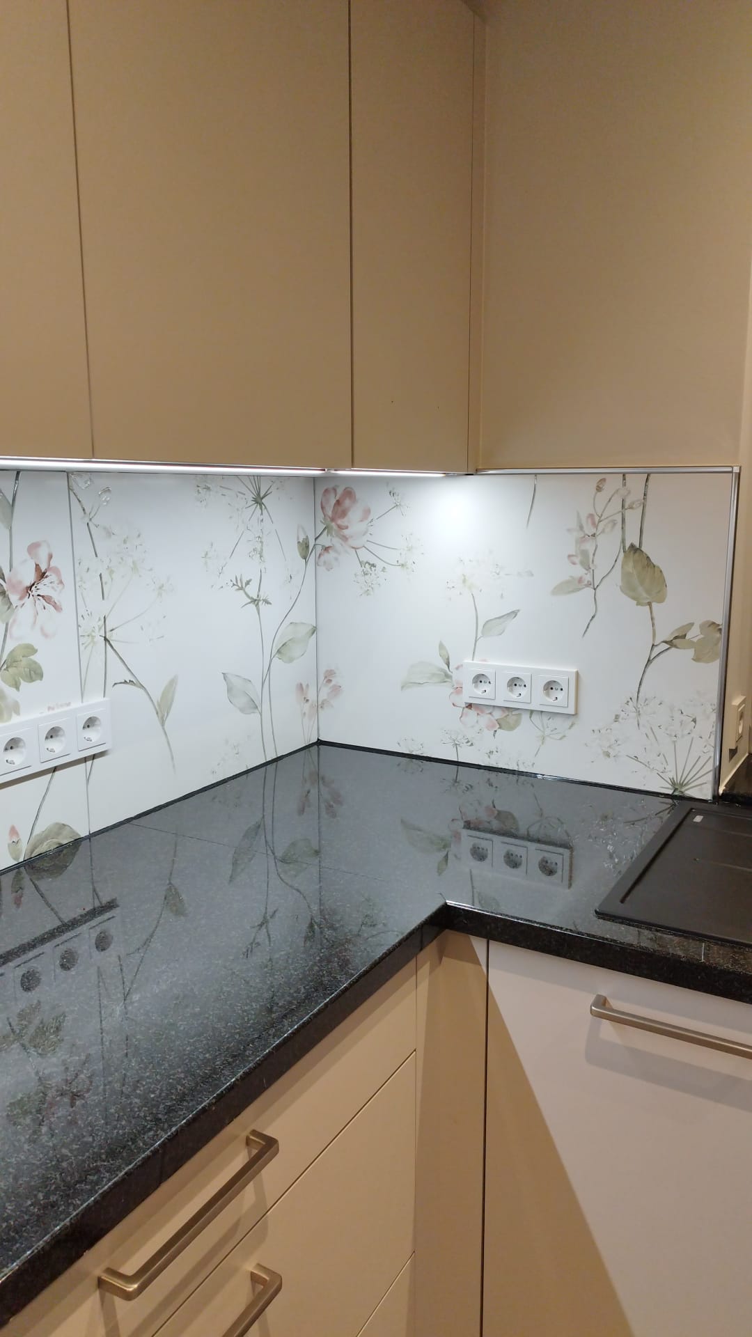 Küchenrückwand mit floralem Dekor und präzisen Steckdosenausschnitten