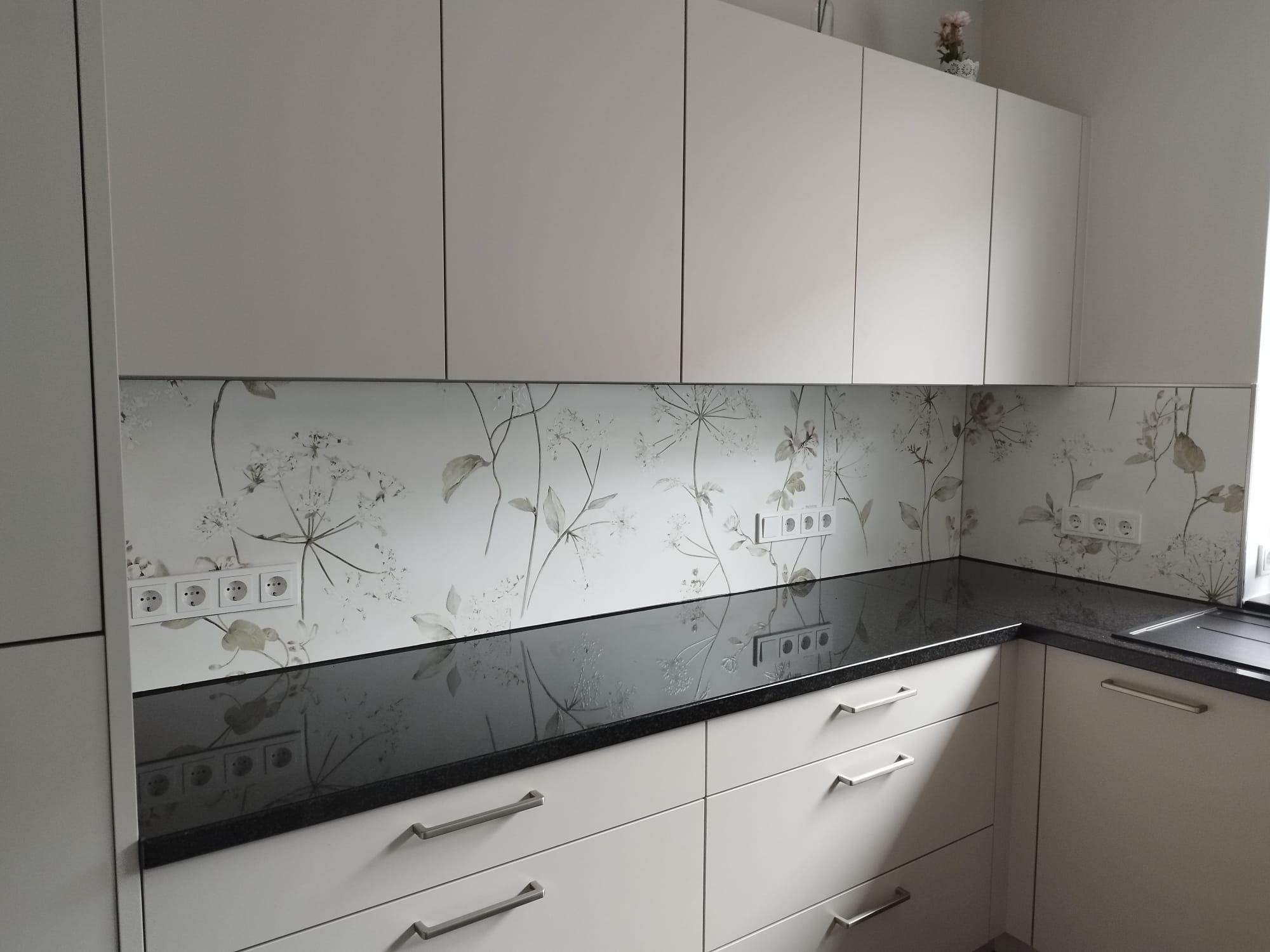 Großzügige Küchenrückwand mit floralem Fliesendekor