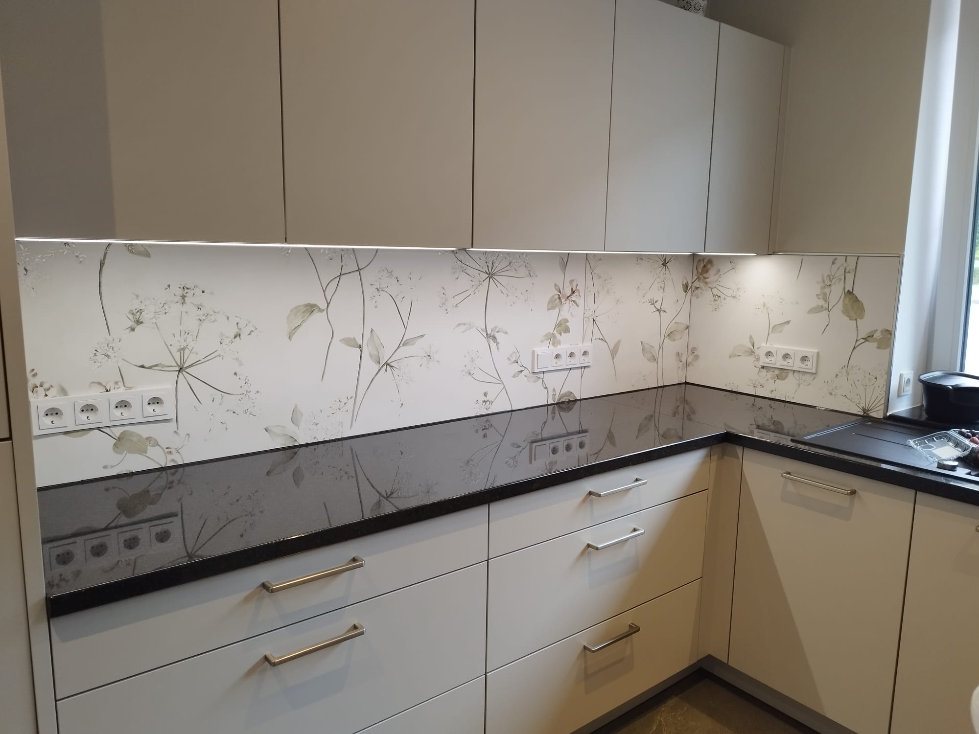 Moderne Küche mit dekorativer fugenarmer Rückwand