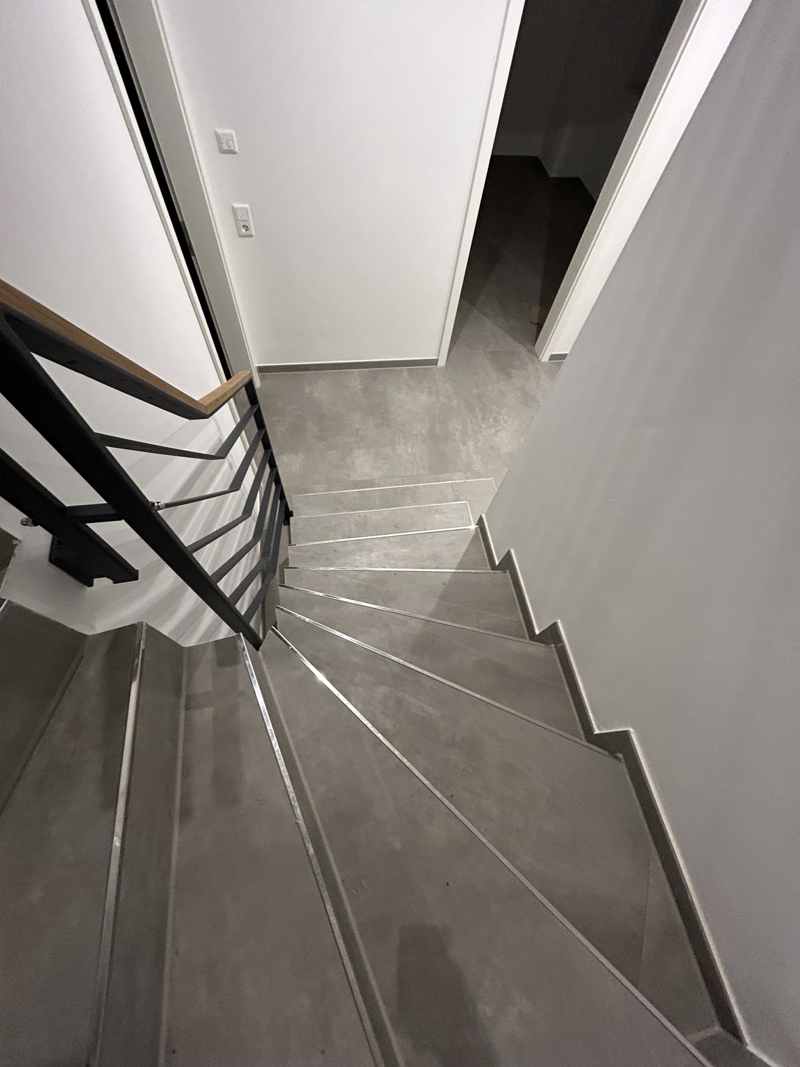 Geflieste Treppe mit präzise ausgeführten Kanten