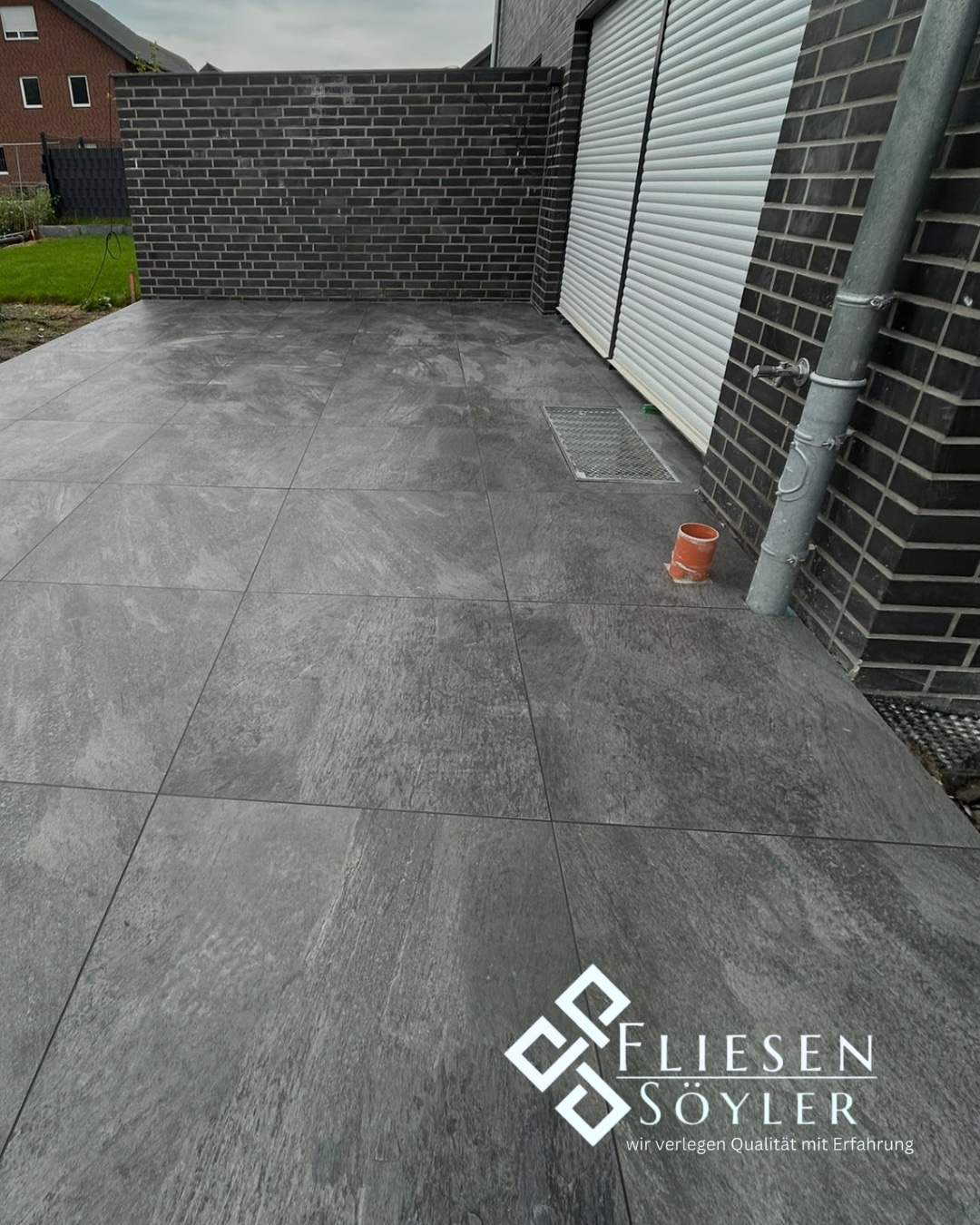 Präzise verlegte Terrassenfläche mit Entwässerungsanschluss